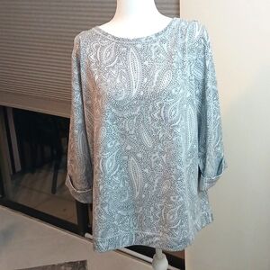 Classic gray graphic design tee with 3/4 sleeves NWOT 🕸